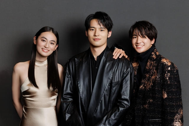 水上恒司（中央）、木戸大聖（右）×八木莉可子（左）