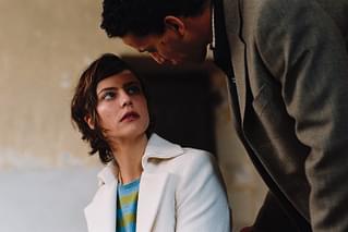 “男たちと共に”演技するレオ