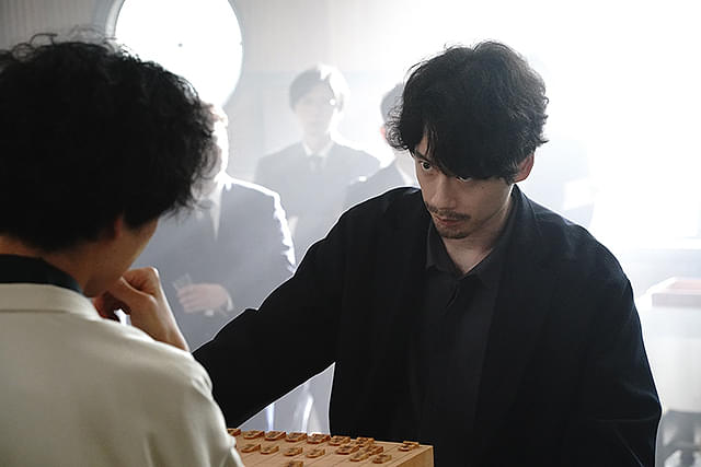 坂口健太郎の「盤上の向日葵」の画像