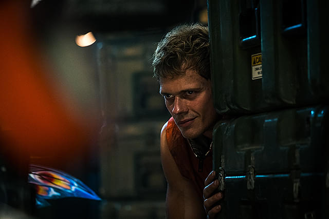 ビル・スカルスガルドの「ボーイ・キルズ・ワールド 爆拳壊界流転掌列伝」の画像