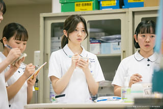 大きな玉ねぎの下で