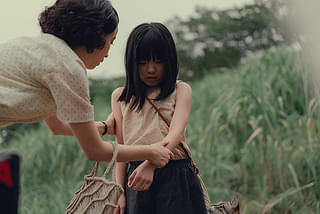 遠い山なみの光