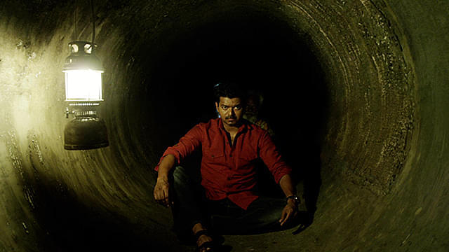 ビジャイの「カッティ 刃物と水道管」の画像