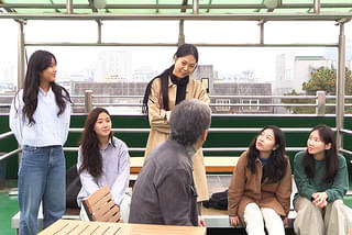 小川のほとりで