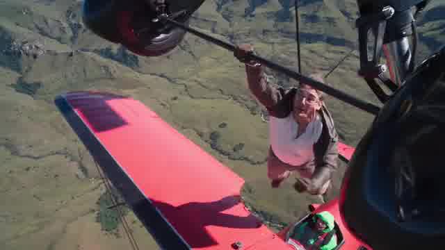 特別映像：上空2,400mプロペラ機乗り移りスタント