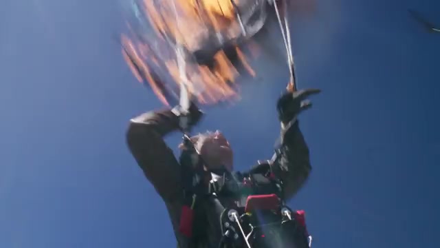 特別映像：燃えるパラシュートダイビング