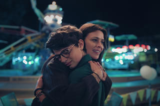 ピンクのパンツを履いた少年