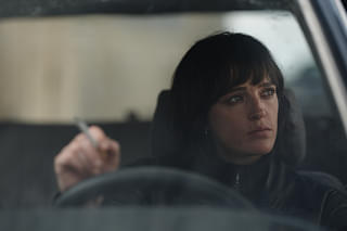 そして彼女は闇を歩く