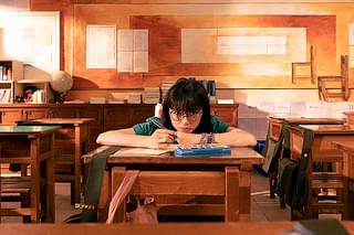 ひとつの机、ふたつの制服