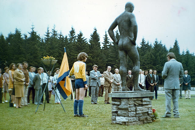 競技場の裸の男