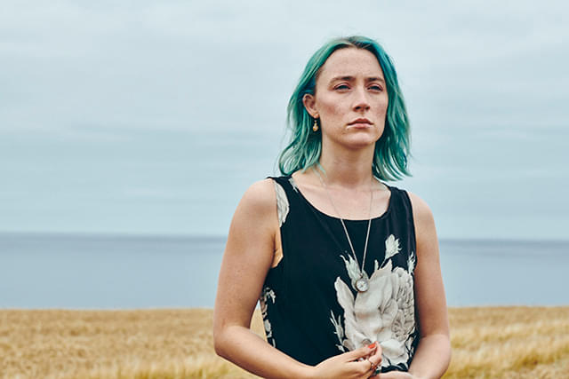 シアーシャ・ローナンの「おくびょう鳥が歌うほうへ」の画像