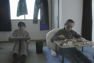 おててつないで