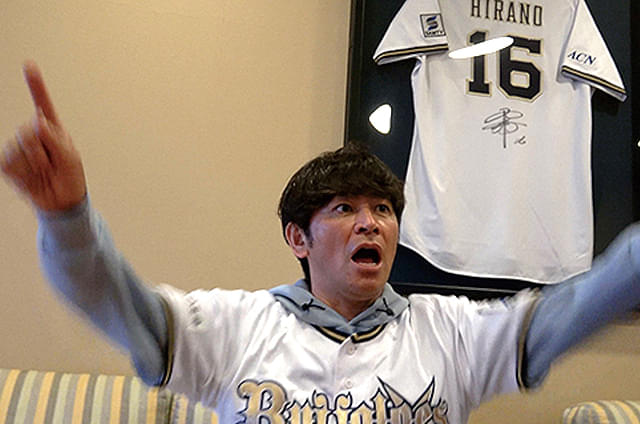 岡田圭右の「オリックス・バファローズ 2025 DETA! WAO! OKADA THE MOVIE」の画像