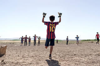 バグダッド・メッシ 片足のサッカー少年