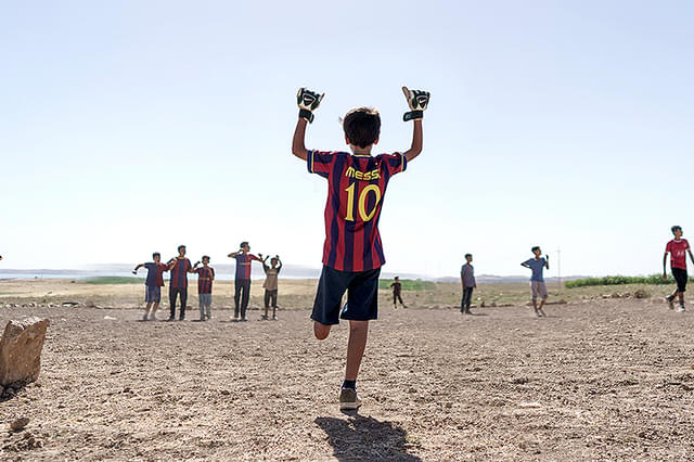 バグダッド・メッシ 片足のサッカー少年