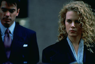 冷たい月を抱く女