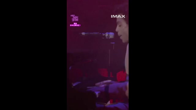 「Little Red Corvette」本編歌唱シーン