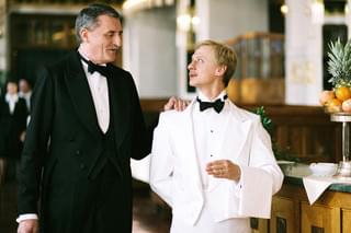 英国王給仕人に乾杯！の映画評論『麗しい映像と音が溢れている世界平和のための一本』