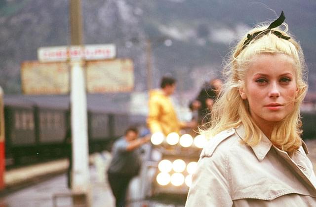 シェルブールの雨傘 : 作品情報・キャスト・あらすじ - 映画.com