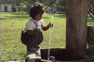 空とコムローイ タイ、コンティップ村の子どもたち
