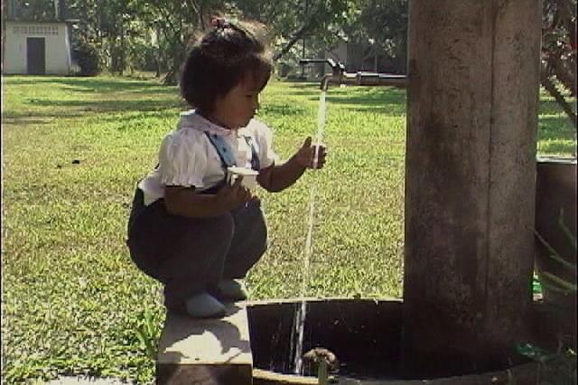 空とコムローイ タイ、コンティップ村の子どもたち