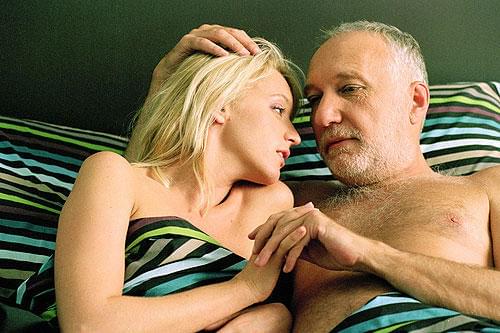 引き裂かれた女