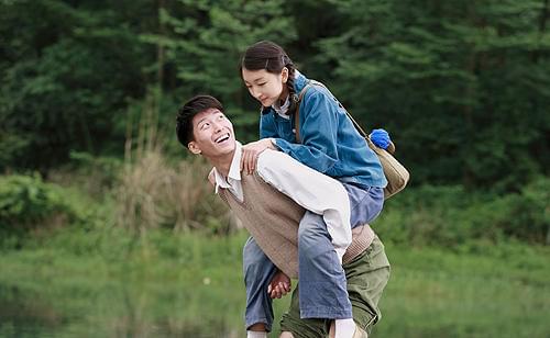 サンザシの樹の下で