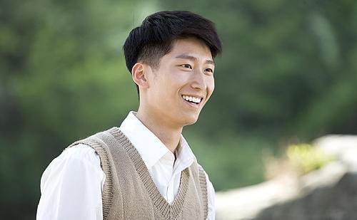 サンザシの樹の下で