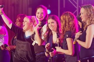 ピッチ・パーフェクトの映画評論『大興奮のアカペラシーン＆下ネタ炸裂で笑えるガールズ・ムービー』