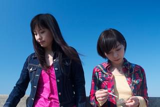 何かが壁を越えてくる