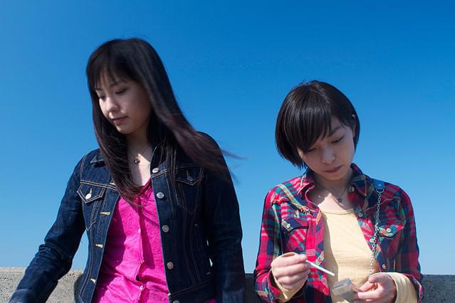 何かが壁を越えてくる