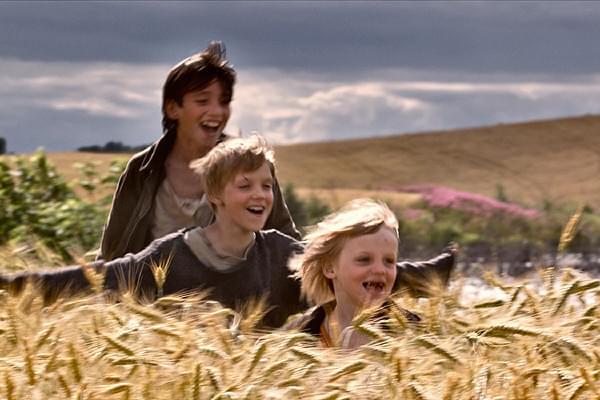 明日の空の向こうに