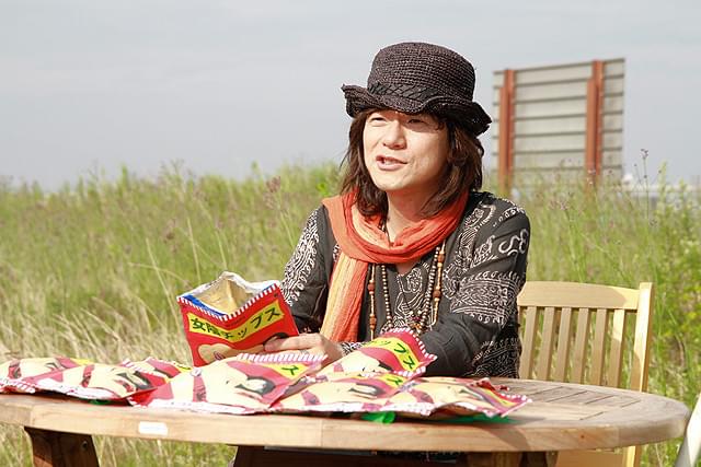 冴え冴えてなほ滑稽な月