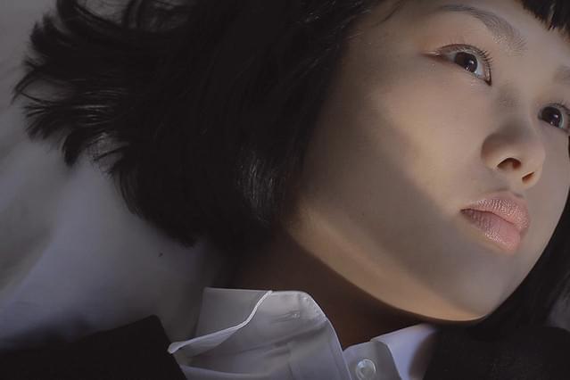 かしこい狗は、吠えずに笑う