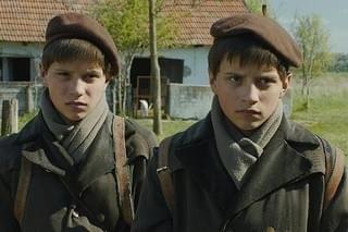 悪童日記の映画評論『双子の美少年を通して戦争のむごさを描く人気小説の、正しい映画化』