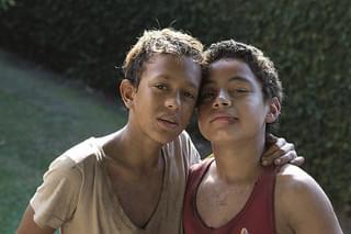 トラッシュ！ この街が輝く日までの映画評論『タフな少年たちの魅力が、ブラジルに希望の火を灯す』