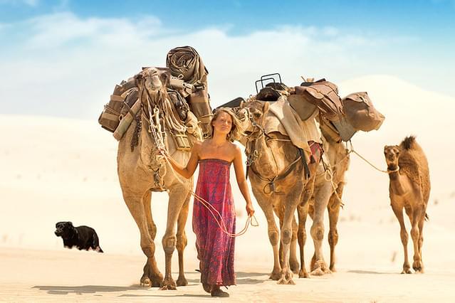 ミア・ワシコウスカのラクダ調教シーン