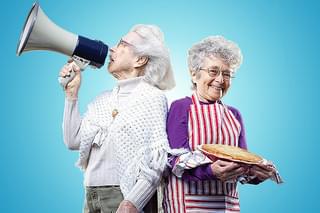 マイケル・ムーア監督とシャーリー＆ヒンダ対面映像