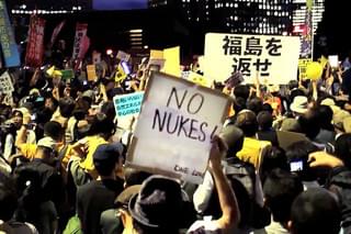 首相官邸の前で