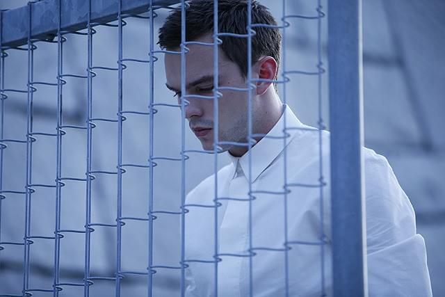 ニコラス・ホルトの「ロスト・エモーション」の画像