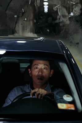 トンネル 闇に鎖（とざ）された男