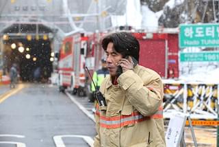 トンネル 闇に鎖（とざ）された男