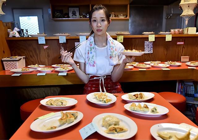 足立梨花の「キスできる餃子」の画像