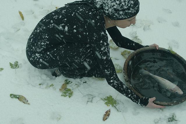 聖なる泉の少女