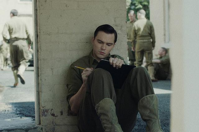 ニコラス・ホルトの「ライ麦畑の反逆児 ひとりぼっちのサリンジャー」の画像