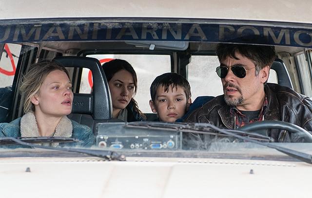 ベニチオ・デル・トロの「ロープ 戦場の生命線」の画像