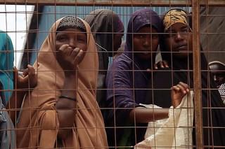 とらわれて 閉じ込められたダダーブの難民