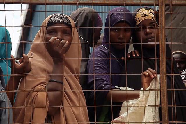 とらわれて 閉じ込められたダダーブの難民