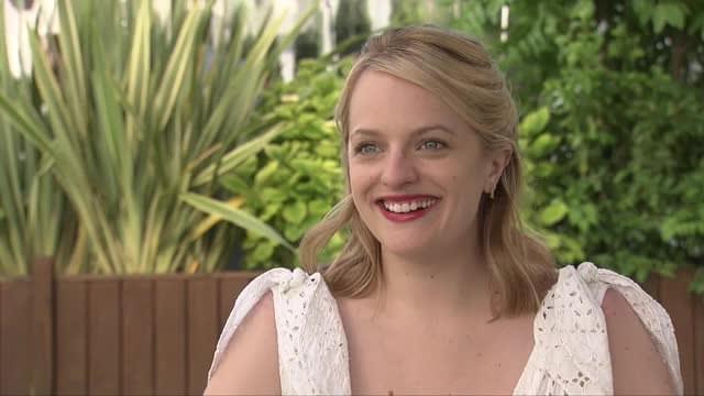 エリザベス・モスのインタビュー映像