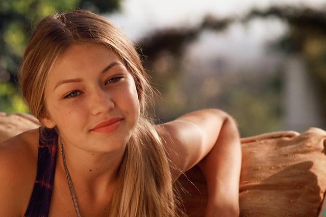 プールサイドで